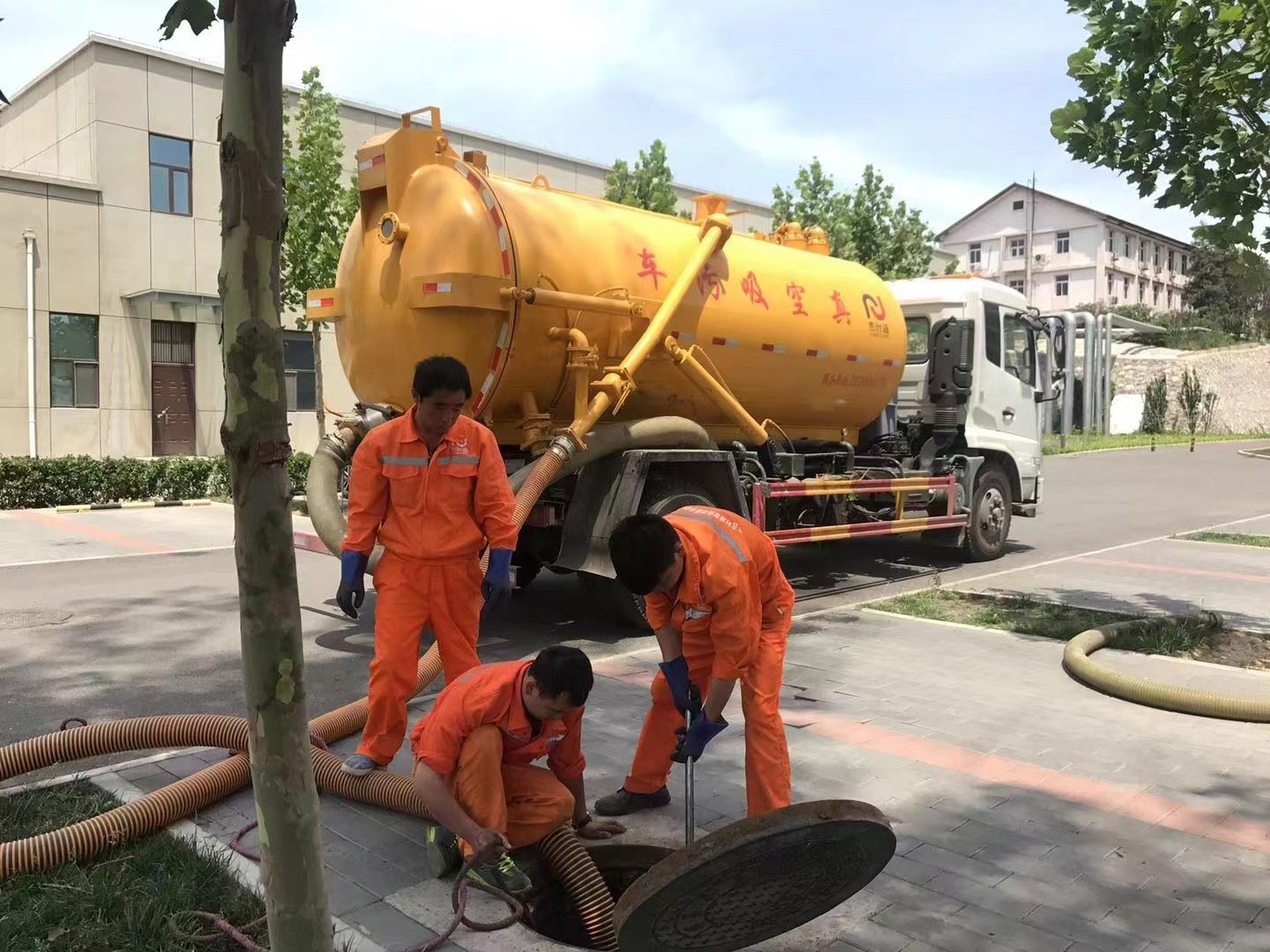 离石管道疏通车停在窨井附近