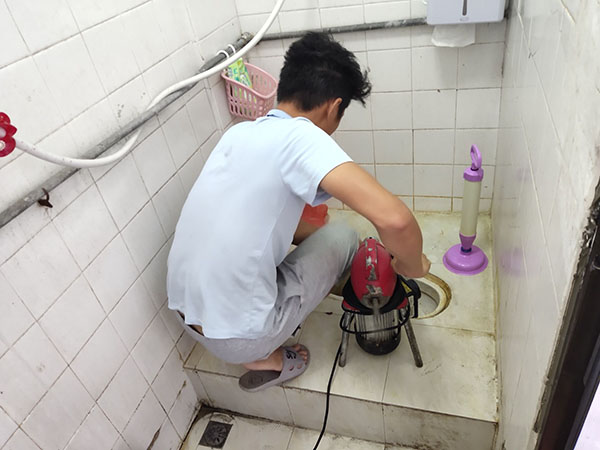 离石管道堵塞冒臭气 专业师傅现场解决问题