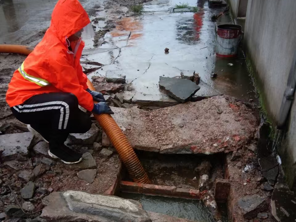 离石专业清理污水池 炜誉市政以规范流程守护城市 “肠道”