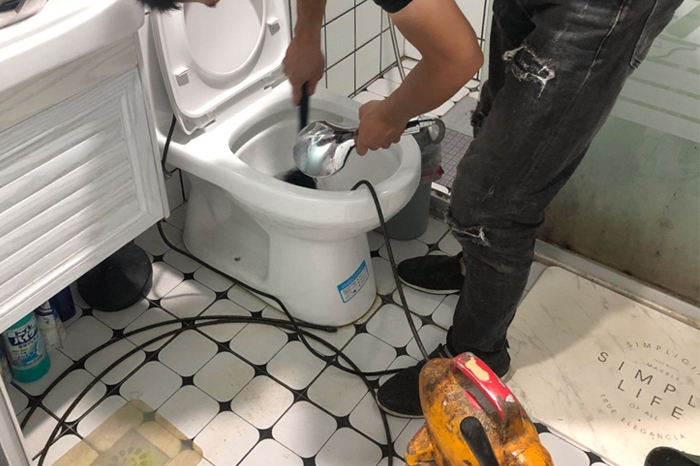 离石马桶堵塞自己疏通还是找师傅？专业上门服务让你省时更省心