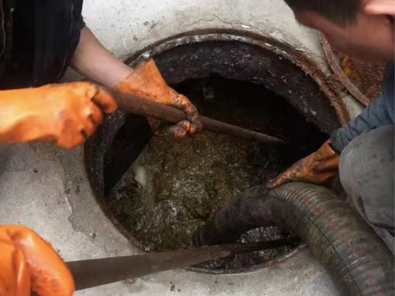 离石清理化粪池时如何避免沼气的危害？